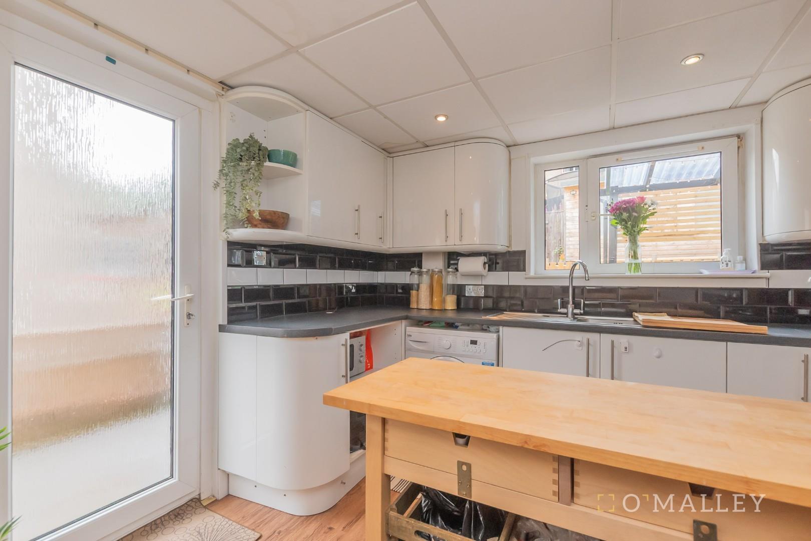 12. Kitchen 3.jpg